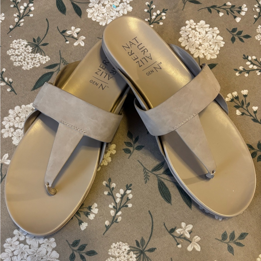 Naturalizer Tan Thong Sandals. PreLoved Excellent condition. Size 9.5 Medium.
